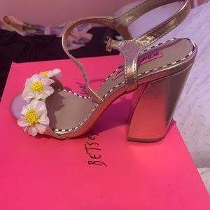 Betsey Johnson gold block heel with daisy flowers size 7 women